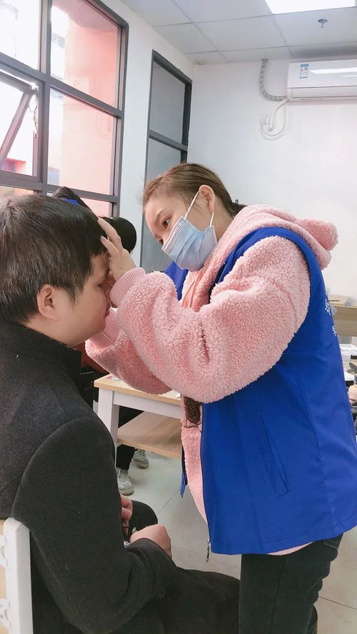 携手定格温暖 爱心妆点笑容——区残协联合我校化妆班为残障家庭拍摄公益全家福